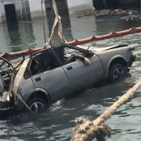 فيديو للحظة انتشال سيارة بداخلها جثة من البحر قبالة المرفأ