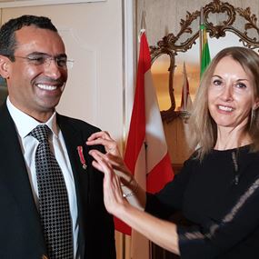 سفيرة إيطاليا قلدت السيد نزار هاني وسام "نجمة إيطاليا" من رتبة فارس