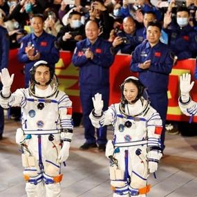 الصين تطلق بعثة مأهولة ثانية لبناء محطتها الفضائية