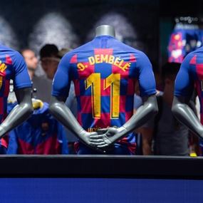 قميص برشلونة الجديد يقود النادي إلى المحاكم