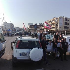 محتجون قطعوا طريق ضهر العين بسياراتهم